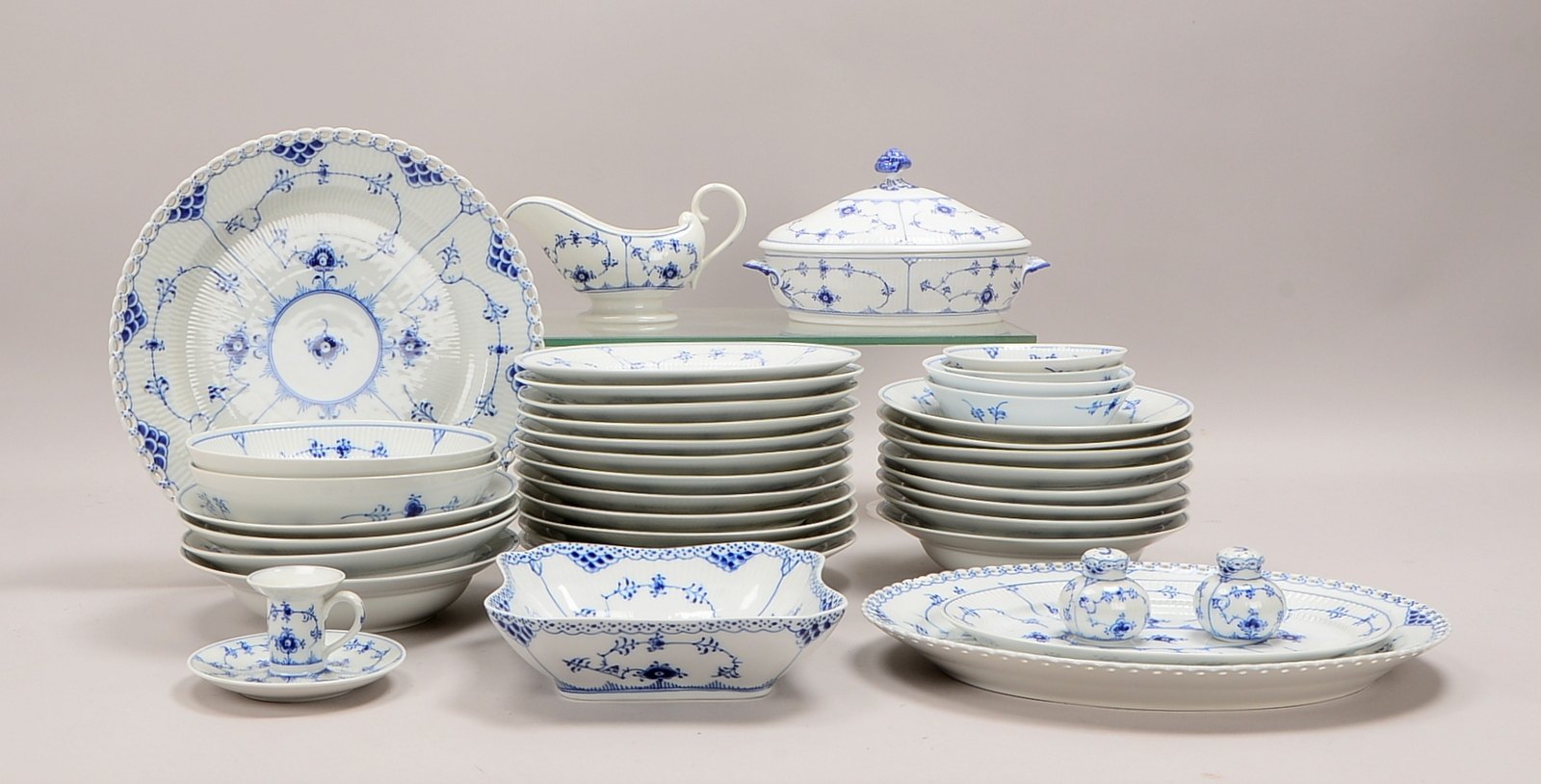 Royal Copenhagen, Speiseservice für 12 Pers., mit diversen Servierteilen und Leuchter