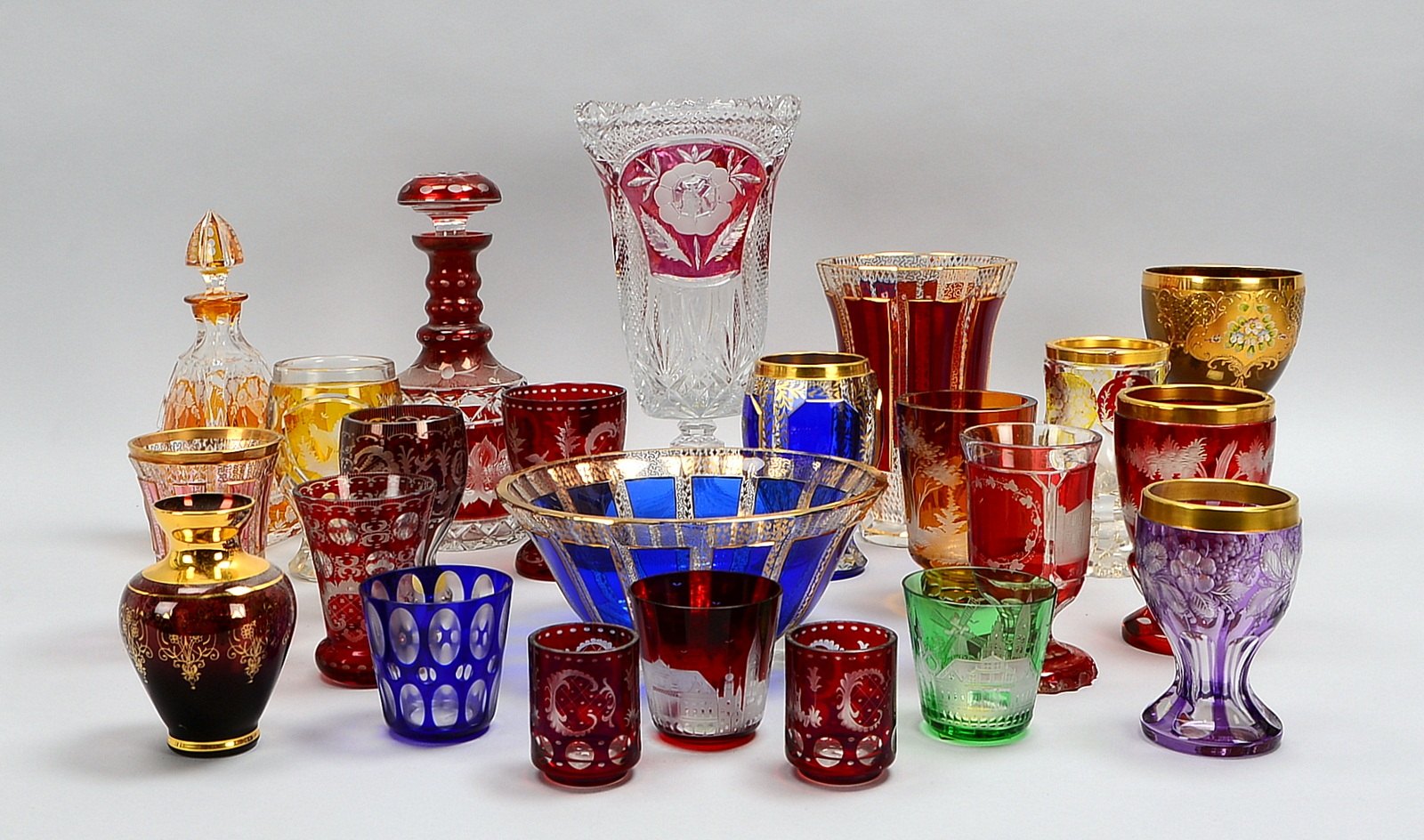 Böhmisches Prunkglas, 23 Teile: Karaffen, Tischvasen, Schalen und Ranftbecher