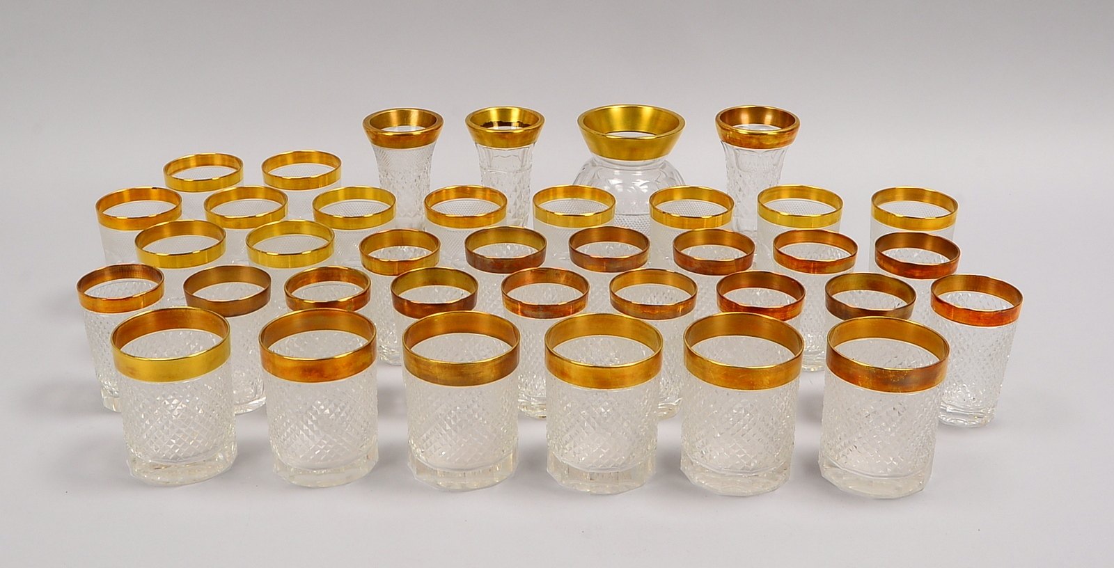 Tischglas-Konvolut, geschl. Klarglas, mit Randvergoldung, 36 Trinkgläser/1 Vase