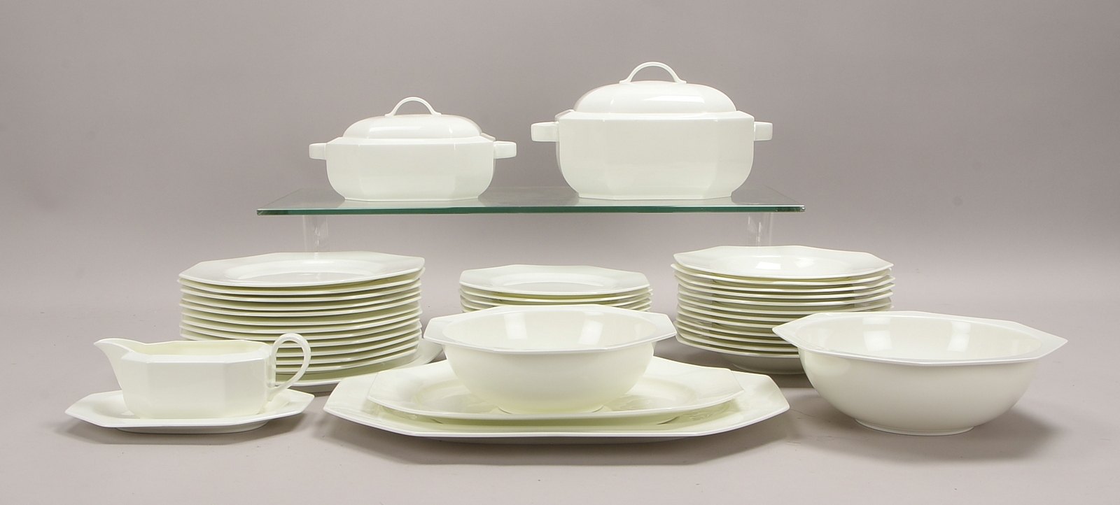 Villeroy & Boch, Speiseservice, Dekor 'Astoria', für 12 Pers: div Teller und Servierteile