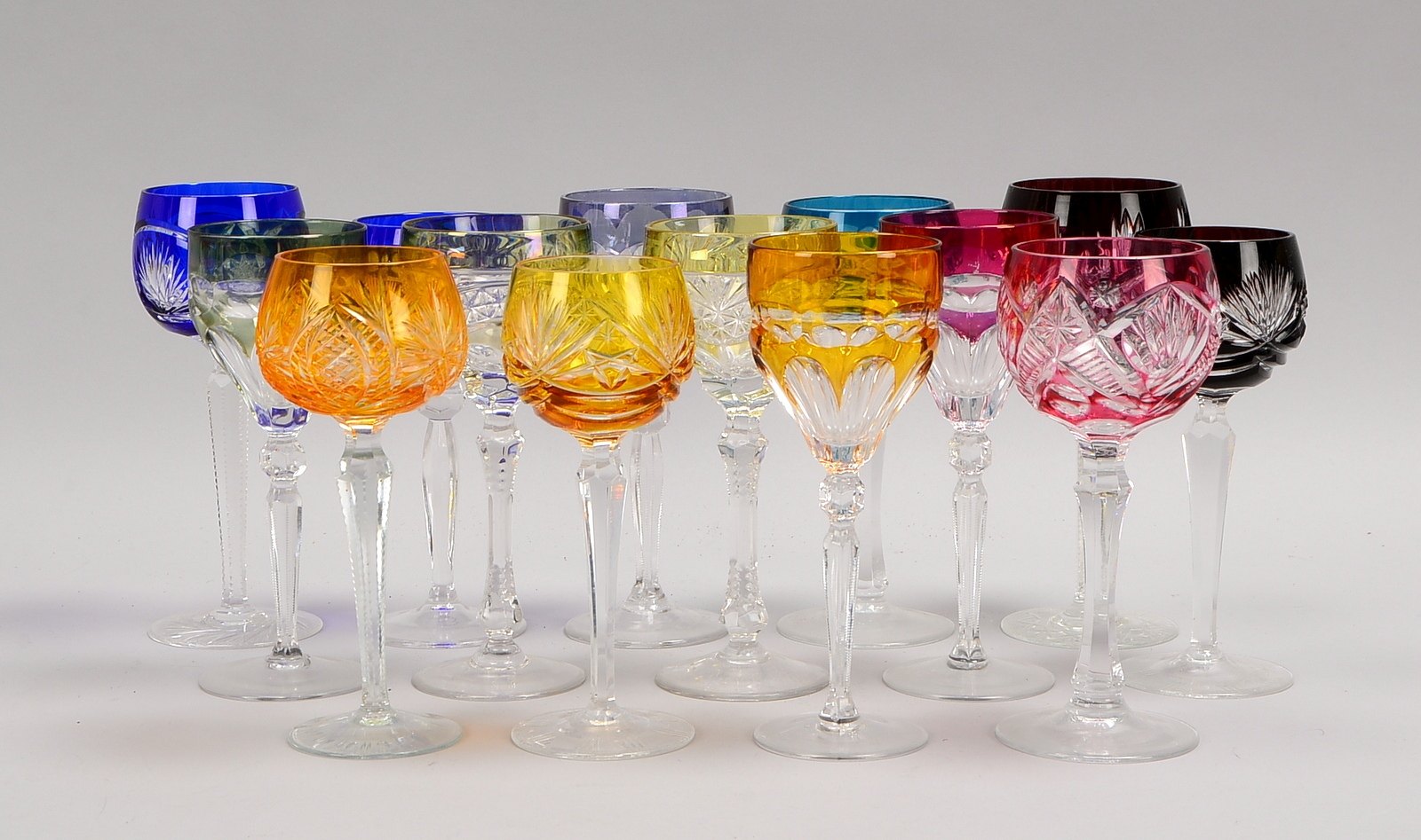 Weinrömer-Konvolut, versch. Farben und Ausführungen, Glas teils geschliffen, 14 Stück