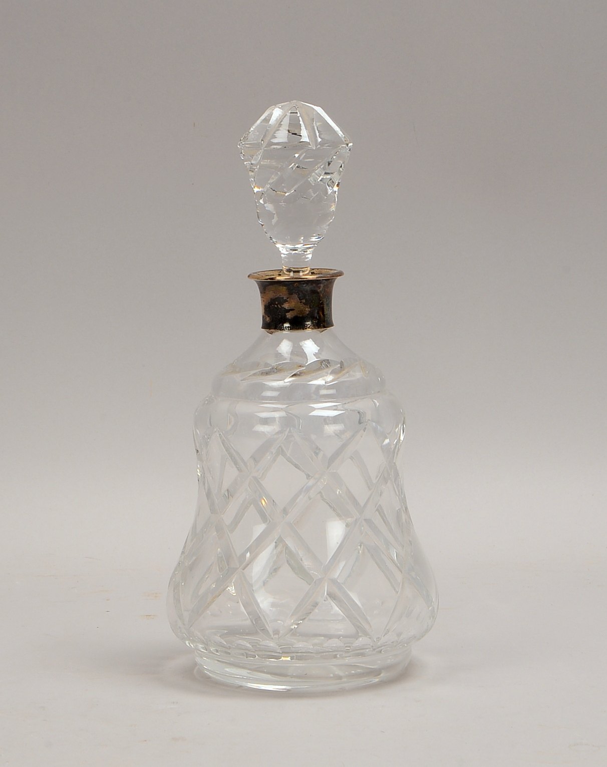 Antike Karaffe, Glas mit Schliffdekor, mit 925 Silber-Montierung; Höhe 23 cm
