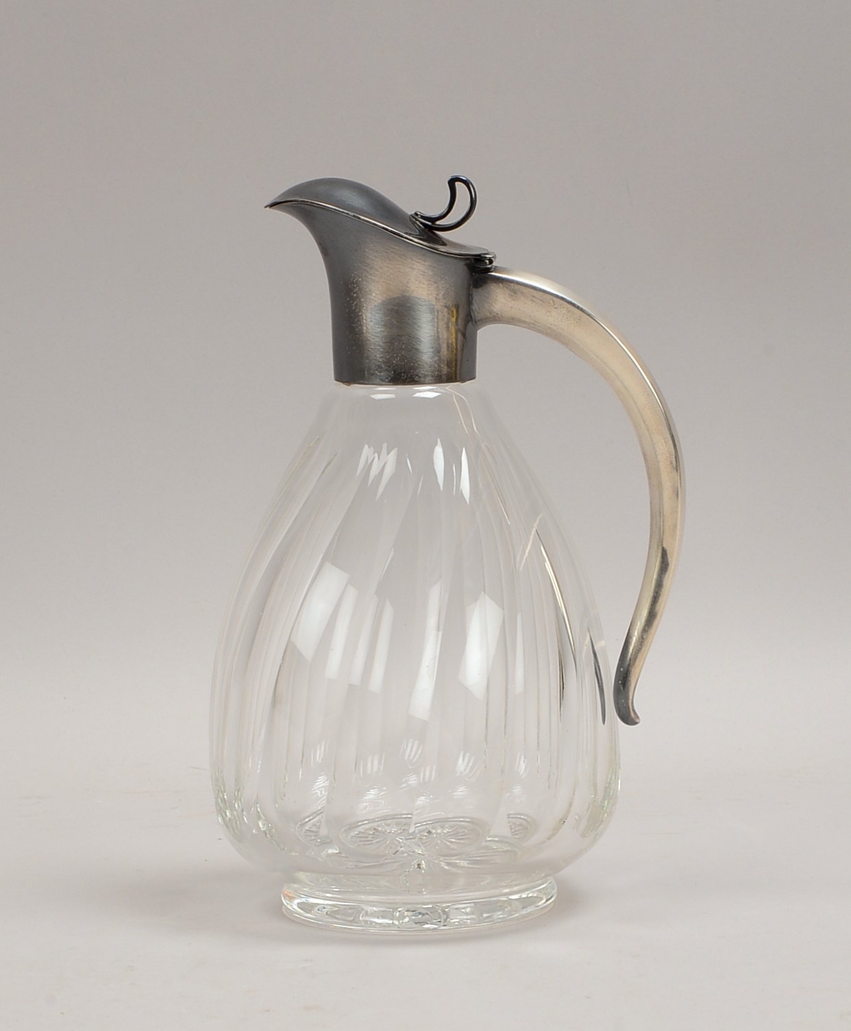 Wilhelm Binder, Henkelkaraffe, Glas mit Schliffdekor, 835 Silber-Montierung/scharn. Deckel
