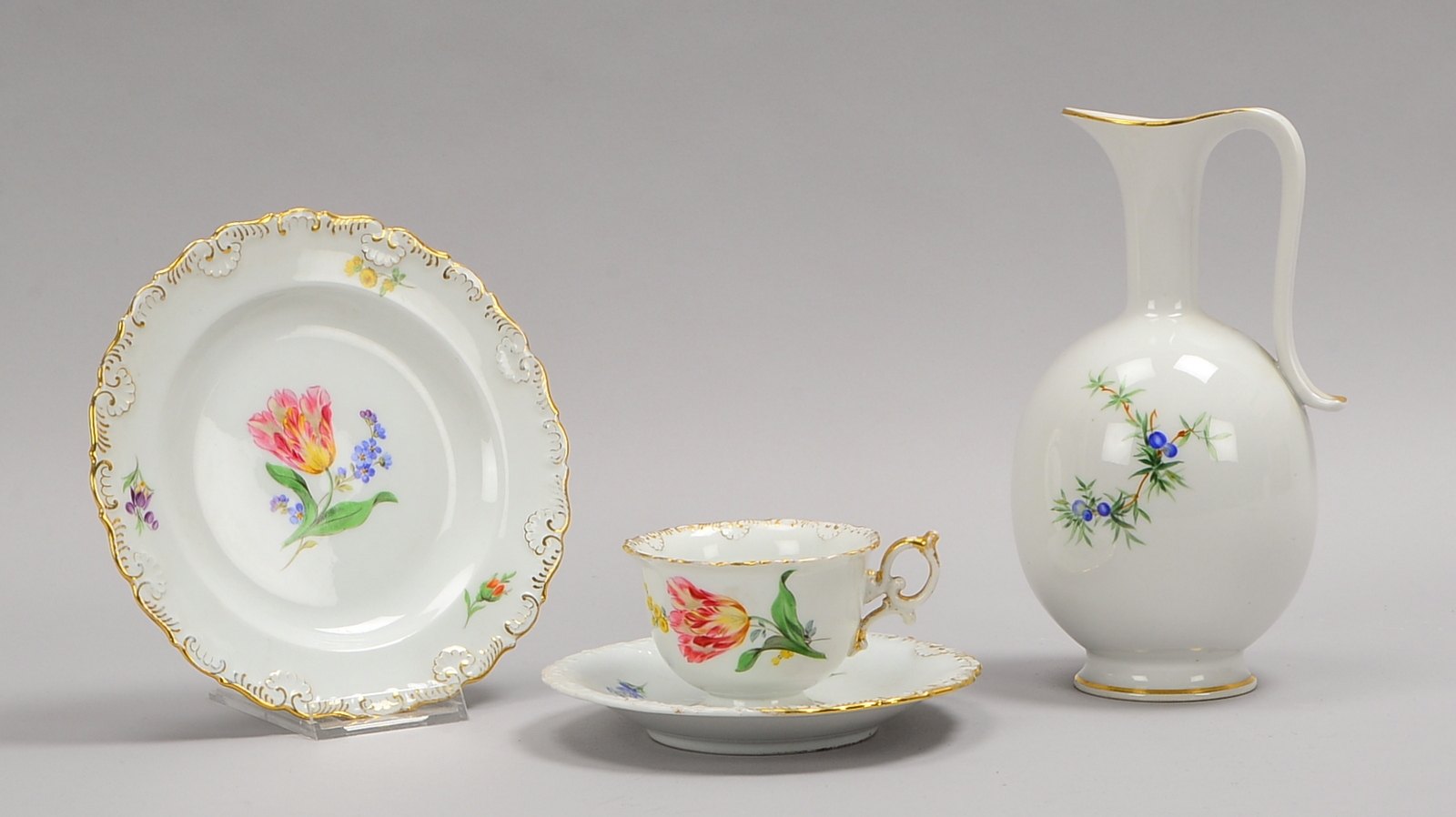 Meissen, Tischvase (2-gestr.), handbemalt/goldstaff.; und Kaffeegedeck (1. Wahl)