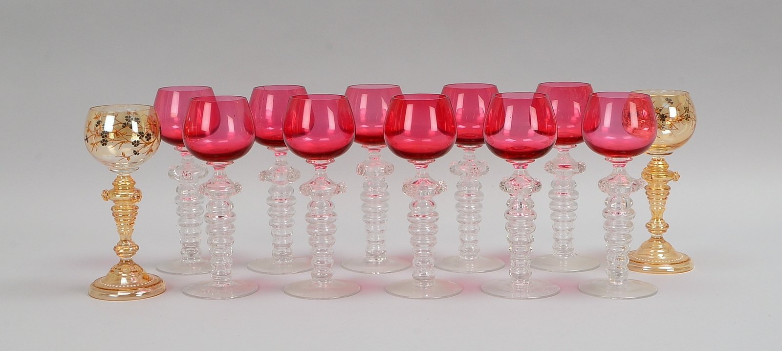 8 Weinrömer, balusterf. Hohlschaft, Beerennuppen, rote Kuppa; und 2x antike Römer