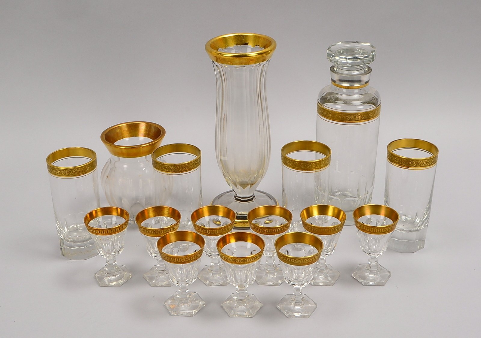Tischglas-Konvolut, geschliffenes Glas, mit Randvergoldung, Gläser, Vasen, u.a., 16 Teile