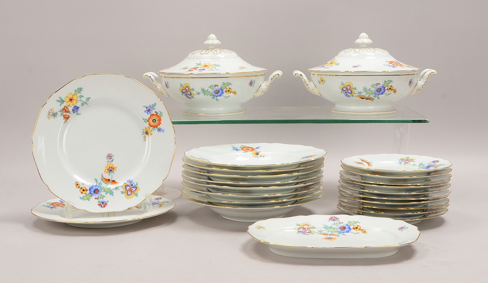 Hutschenreuther, Rest-Speiseservice, florales Dekor, goldstaffiert, div. Teller, u.a.
