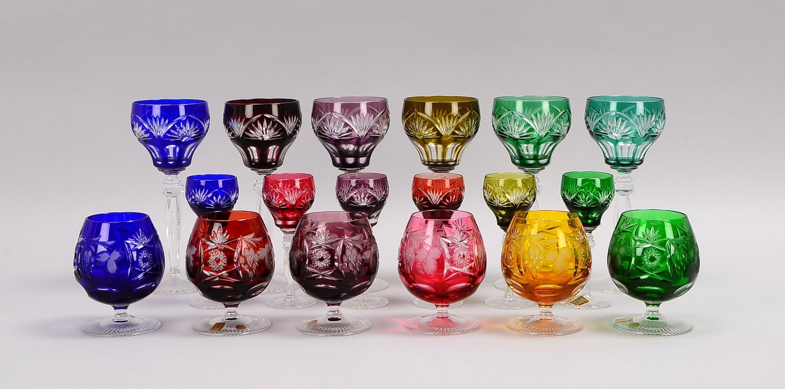 Annahütte, Tischglas-Konvolut, geschl. Bleikristall, farbig, 18 Stück (Wein, Cognac, Sherry)