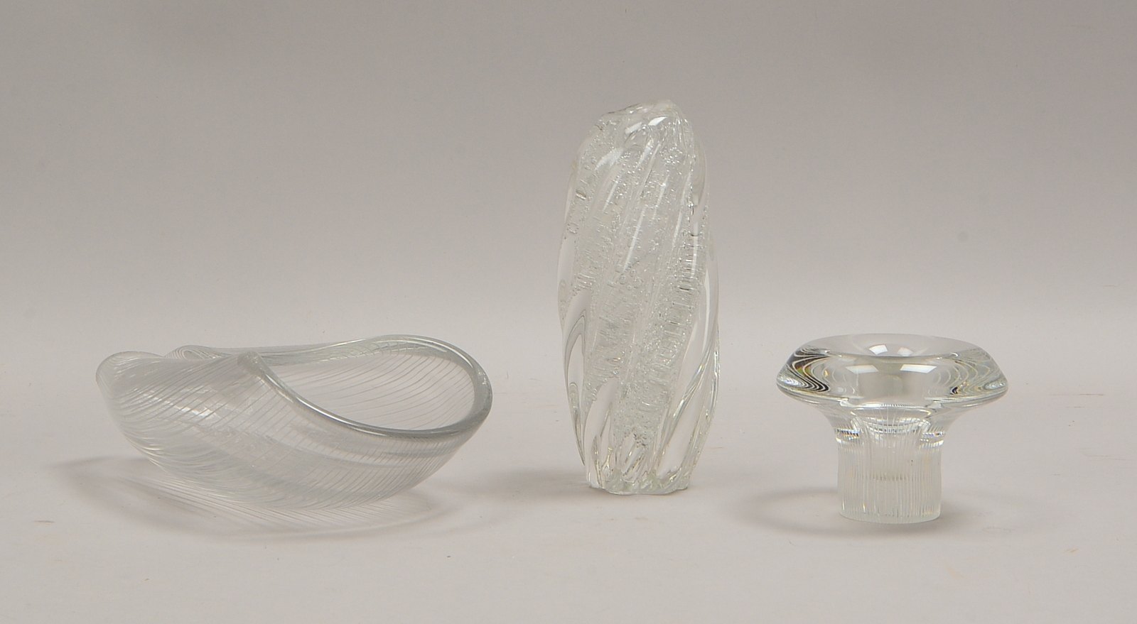 Iittala/Finnland, 2x Designer-Tischvasen und 1 Schale, farbl. Glas, Entw. Tapio Wirkkala