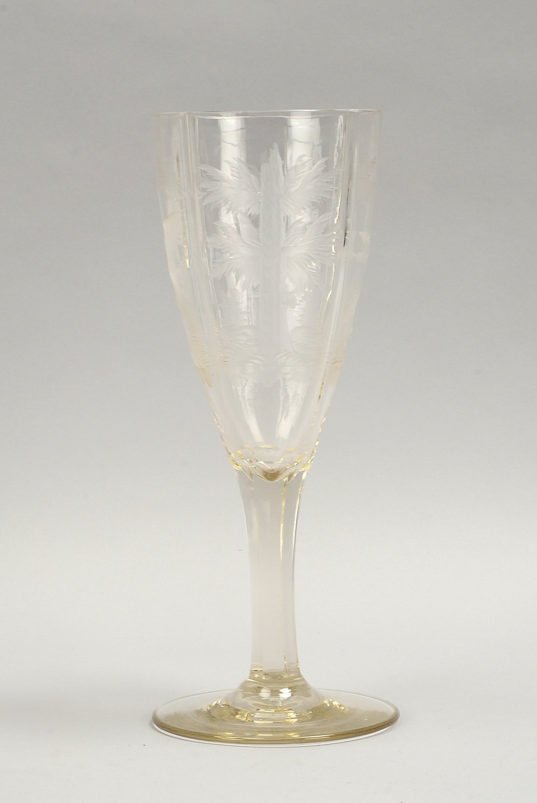 Jagdpokal, farbl. Glas mit matt. Jagddekor ('Auerhahn und Ente in Landschaft')