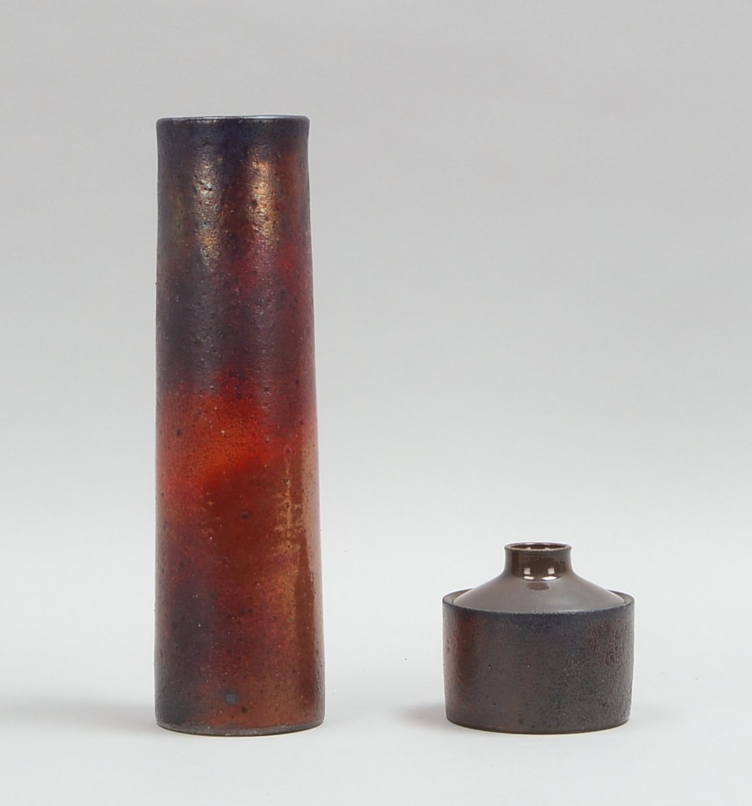 Colberg-Tjadens, Dorothee, 2 Keramiken: Vase und Deckelgefäß, ritzsign.