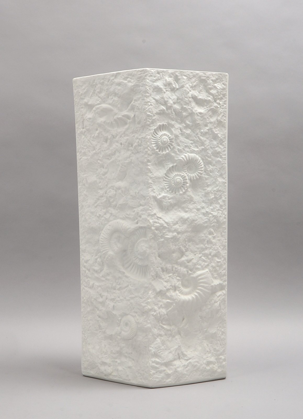Kaiser-Porzellan, Bodenvase, Reliefdekor (Fossilien-Motive), Entw. M. Freyer; Höhe 60 cm