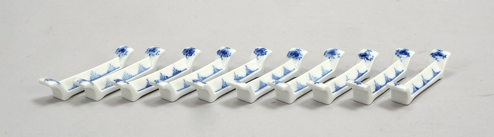 Royal Copenhagen, 10 Porz.-Messerbänke, 'Musselmalet', 'Strohblume' in Blau