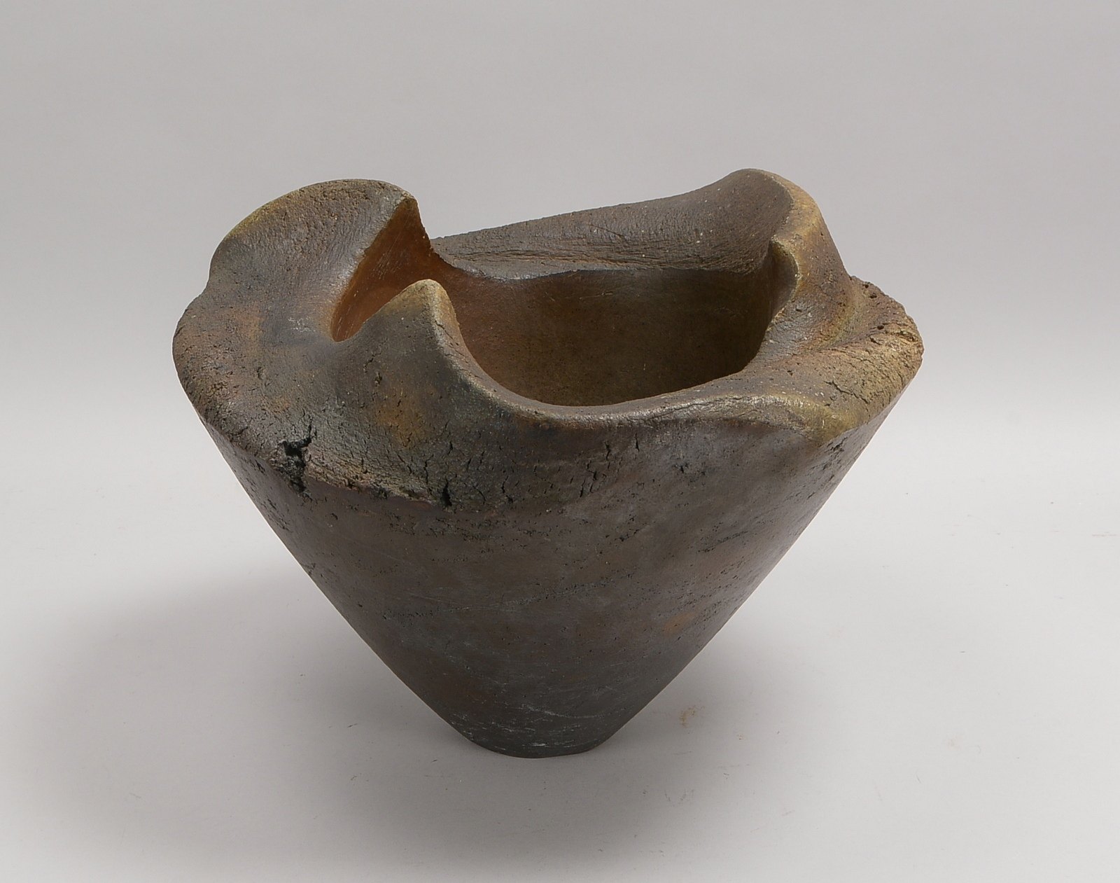 van Zadelhoff, Heike, Künstlerkeramik, Bodenvase, sign./dat.; Höhe 30 cm, Ø 40 cm