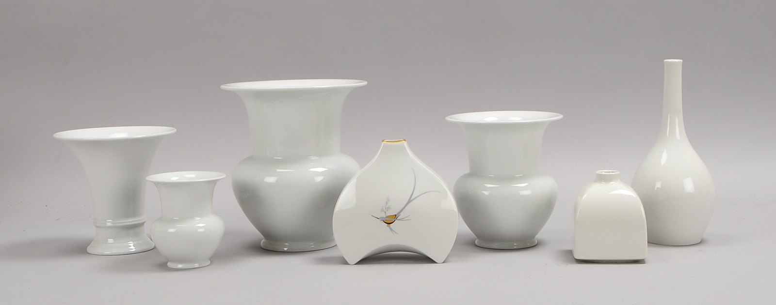 KPM Berlin, 7 Tischvasen, versch. Ausführungen/Formen; Höhe bis 19,5 cm