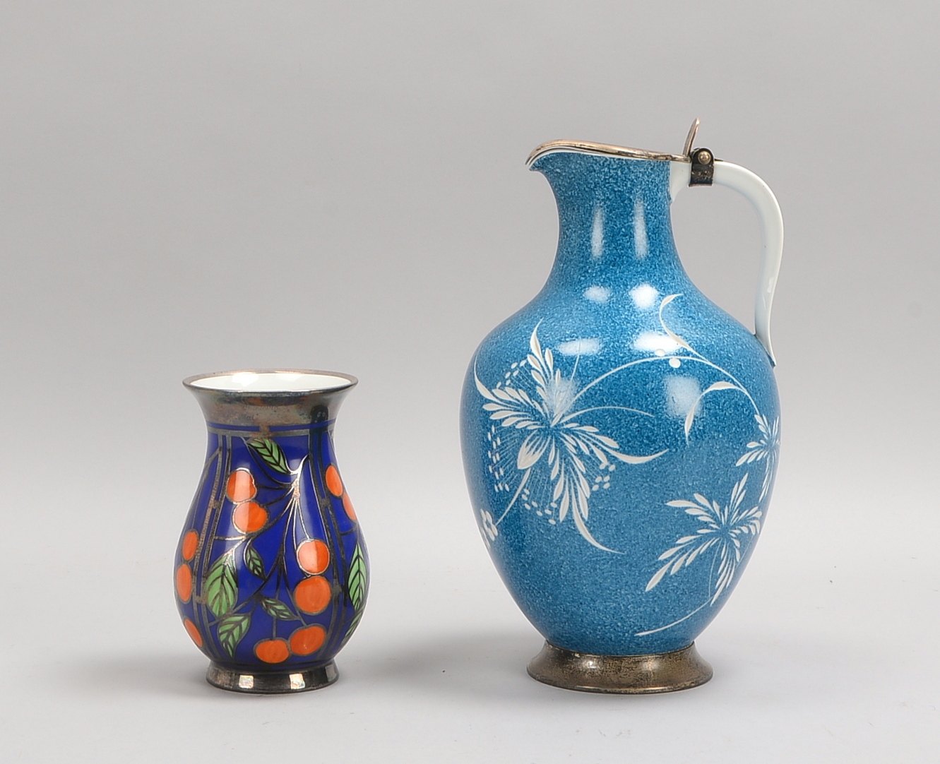 Schenkkrug, Heinr.-Porz., und Vase, Deusch-Porz., jeweils mit Silber-Aufl./Mont.