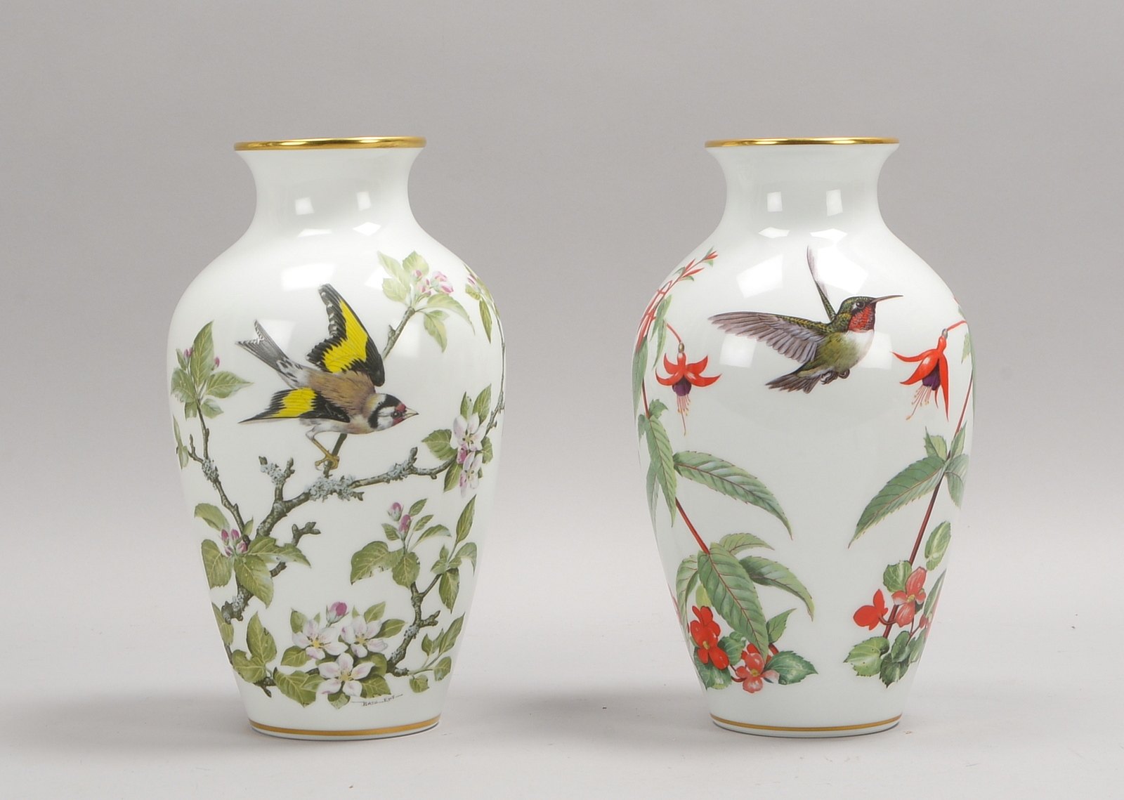 Franklin-Porz., 2 Tischvasen, 'Bird Vases', ovoider Korpus, Vogelmotive, mit Goldrand