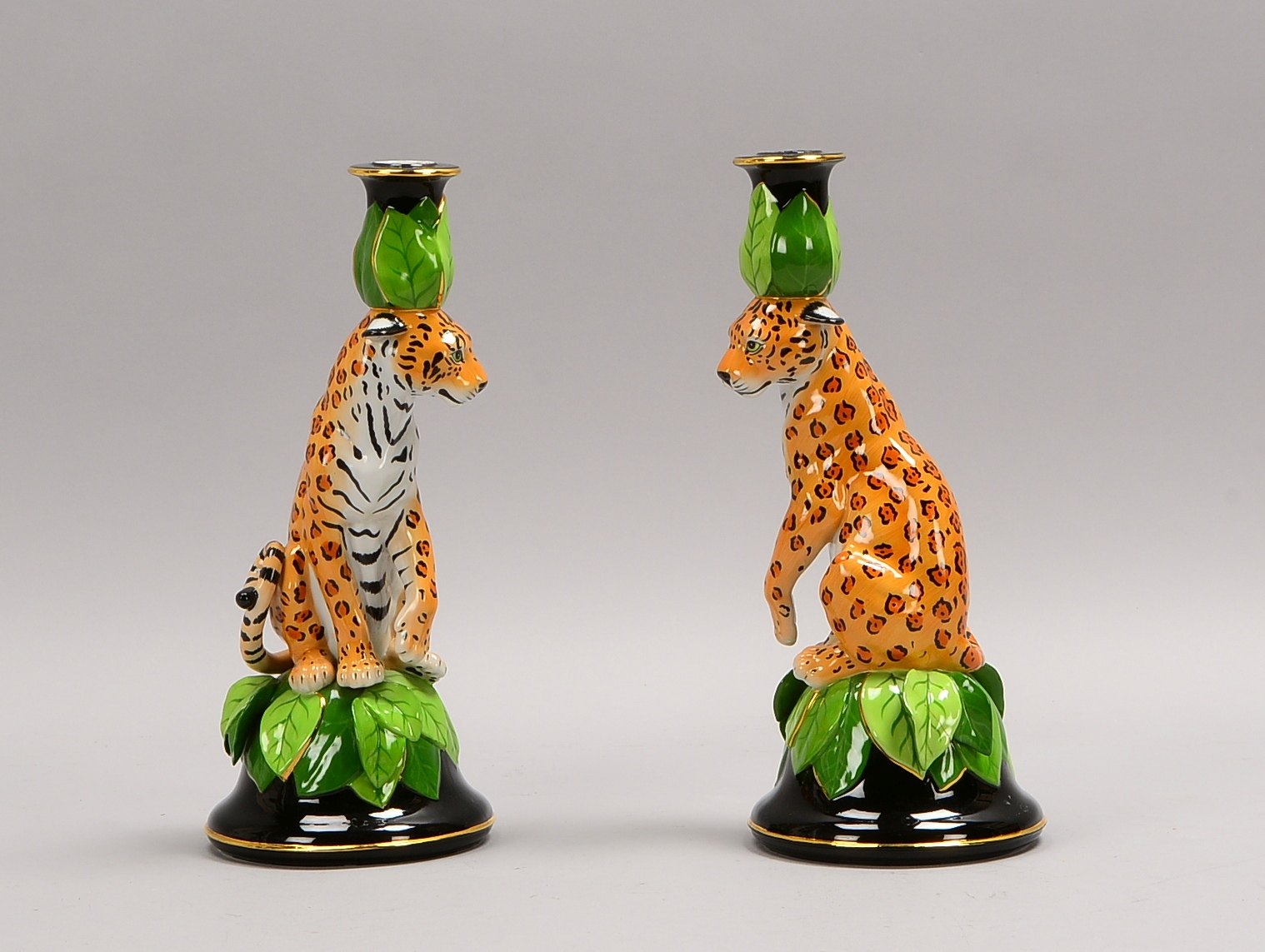Lynn Chase, Paar figürl. Kerzenleuchter, Porz., Schaft als 'Sitzender Jaguar'; Höhe 29 cm