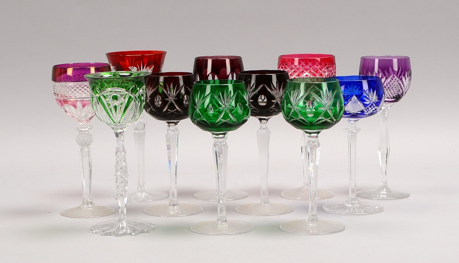 Weinrömer-Konvolut, geschliffenes Kristallglas, verschiedenfarbig, 11 Stück