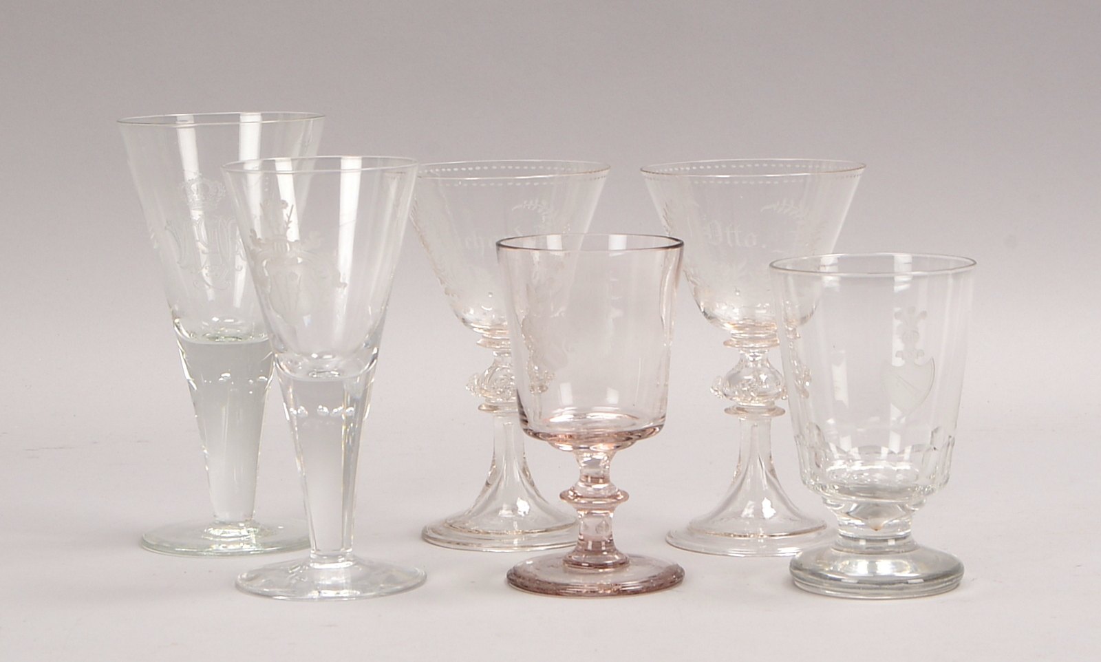 6 Kelchgläser (19. Jh.), versch. Ausf., teils mit Wappendekor; Höhe 12,5 cm - Höhe 18 cm