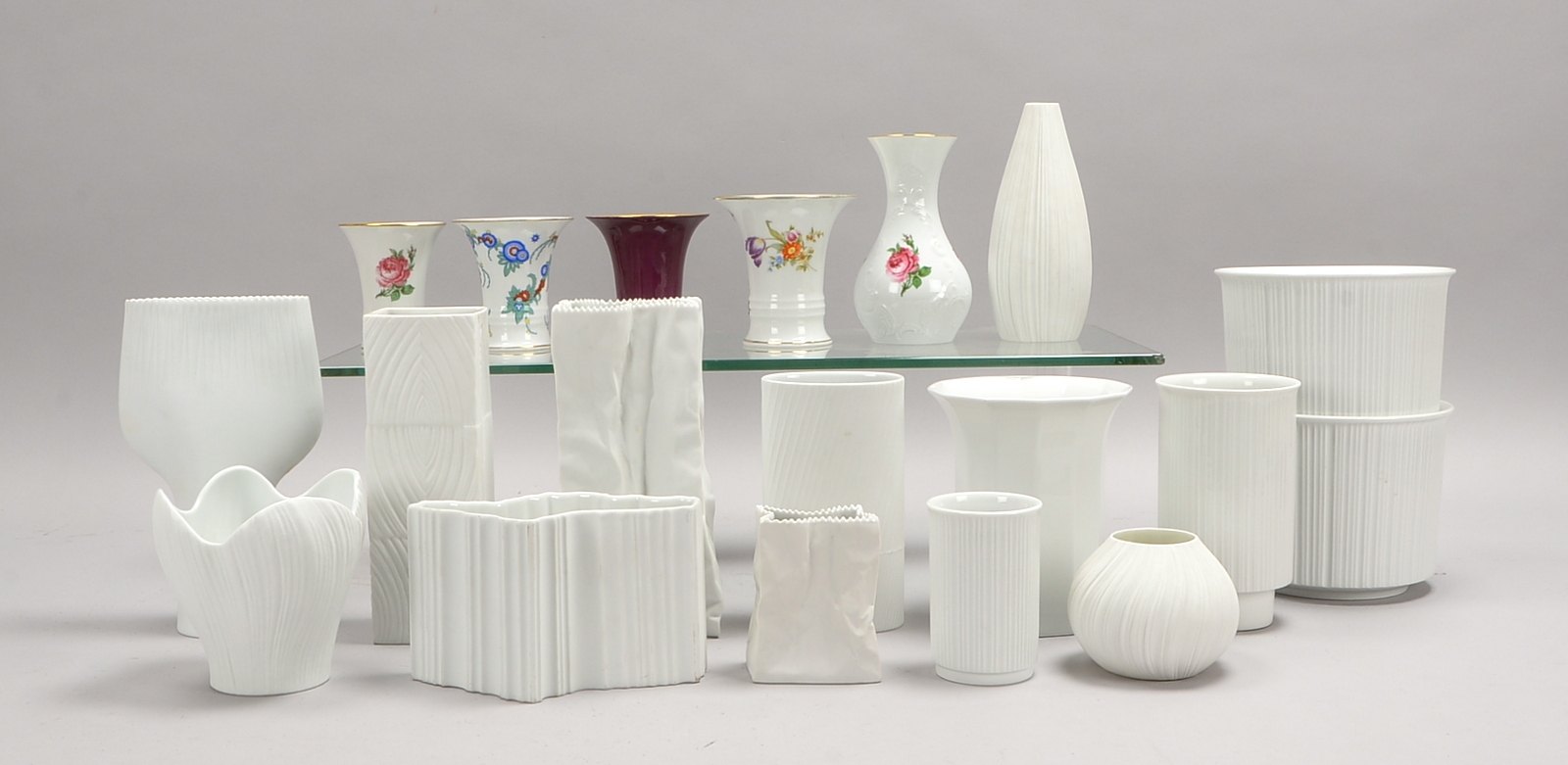 Rosenthal, kl. Tischporz.-Konvolut: 14x Weißporzellan-Teile, und 5x kl. Trichtervasen