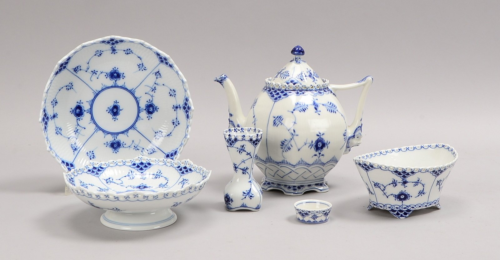 Royal Copenhagen, Tischporz.-Konvolut, 'Musselmalet': Kanne, Schalen und Vase