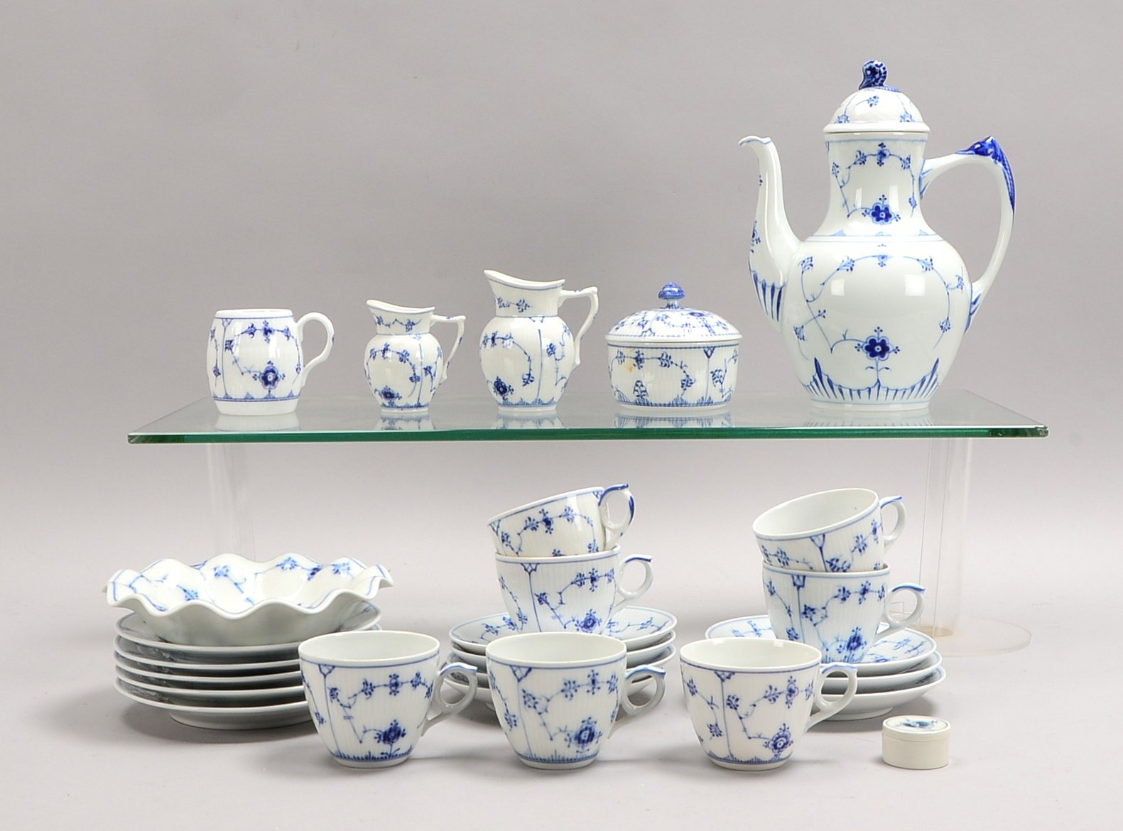 Royal Copenhagen, Kaffeeporz.: Kanne, 3x Sahnekännchen, 7x Tassen/UT, Teller, u.a.
