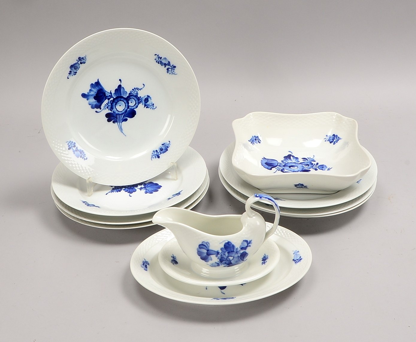 Royal Copenhagen, Speiseporz.-Konvolut: Schale, Saucière, kl. Platte, und 7x Teller
