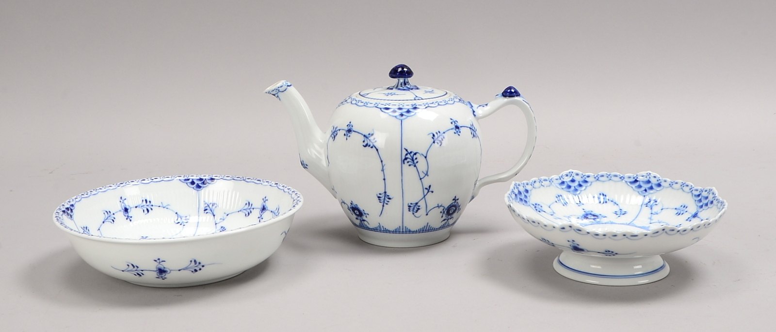 Royal Copenhagen, Porz.-Konvolut, 'Musselmalet': Teekanne und 2x Schalen