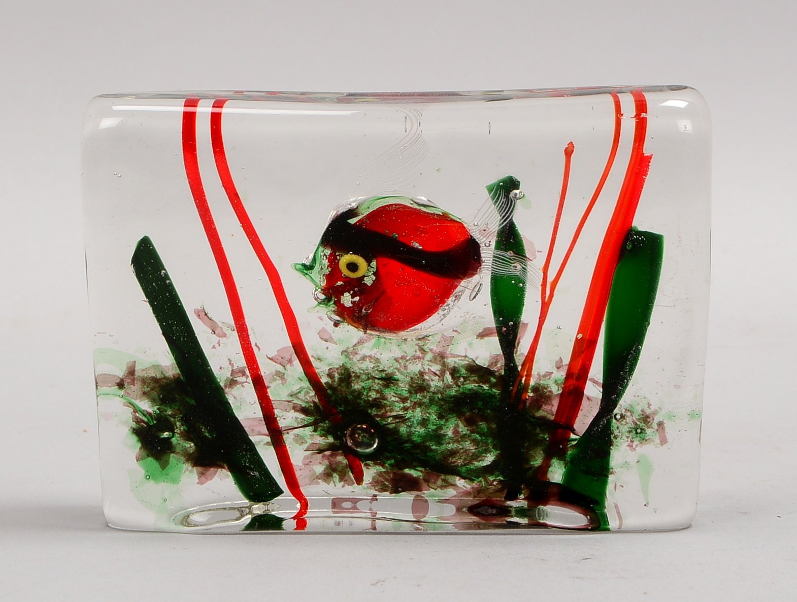 Glas-Paperweight (Murano), innen Unterwasser-Motiv (Fisch und Landschaft')