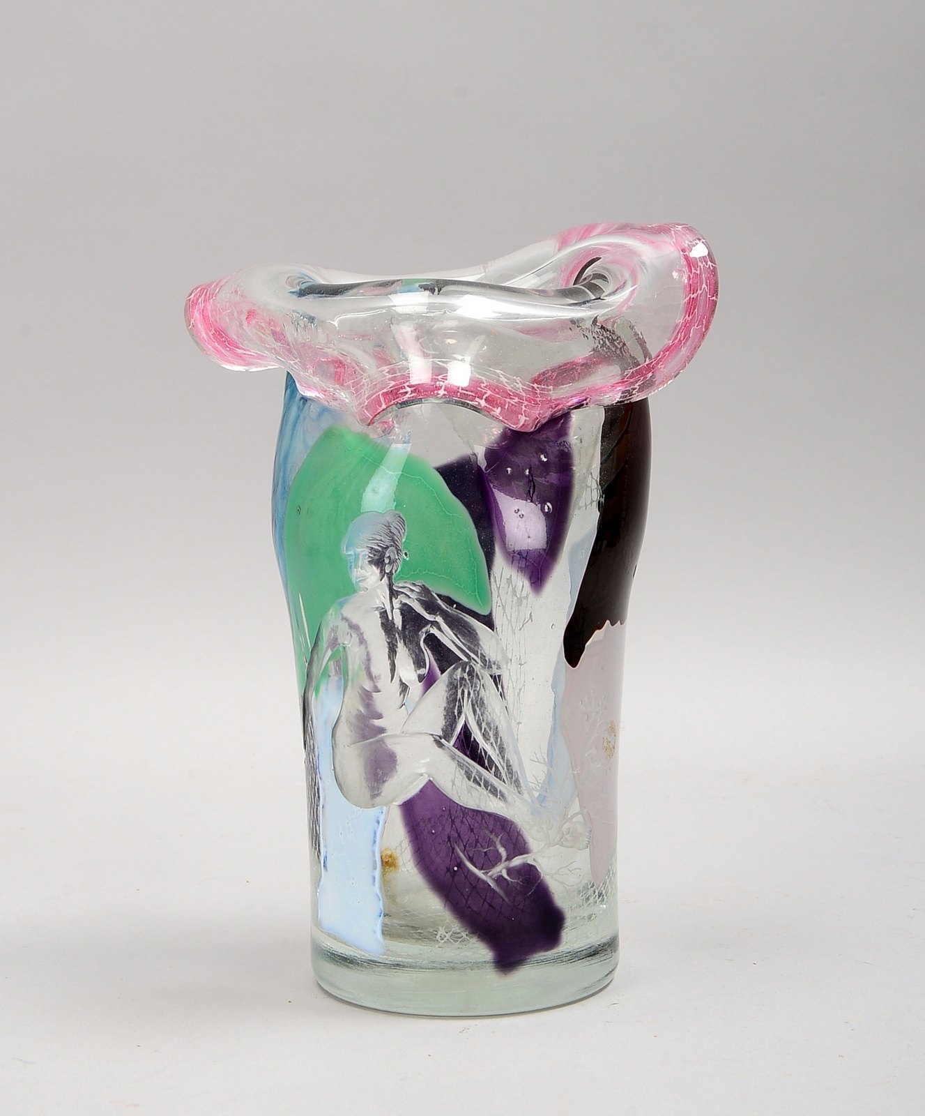 Weinfurtner-Künstlerglas, Vase, gedr. Lippenrand, farb. Einschmelzungen/geschn. Motiv