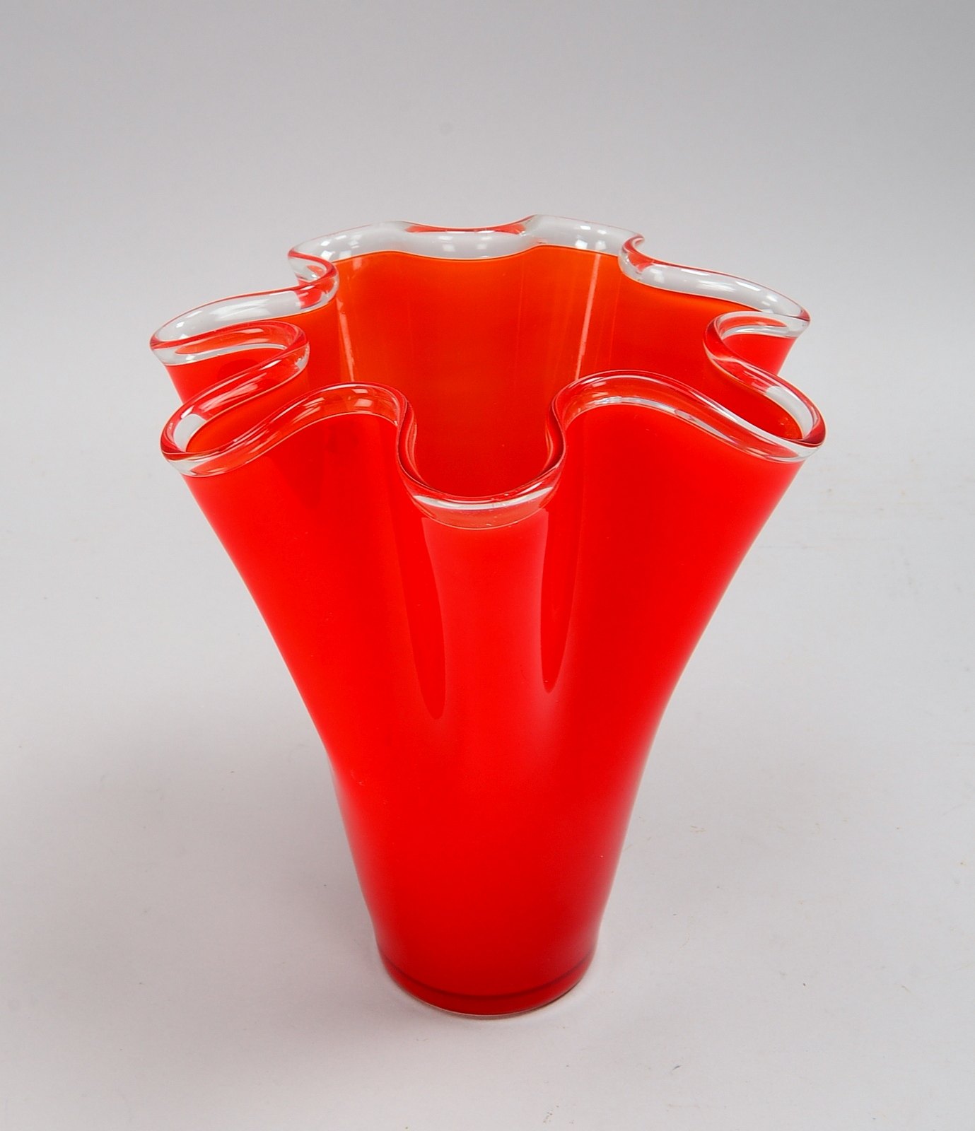 Glas-Tischvase (in Fazzoletto-Art), Klarglas mit rotem Überfang; Höhe 25,5 cm