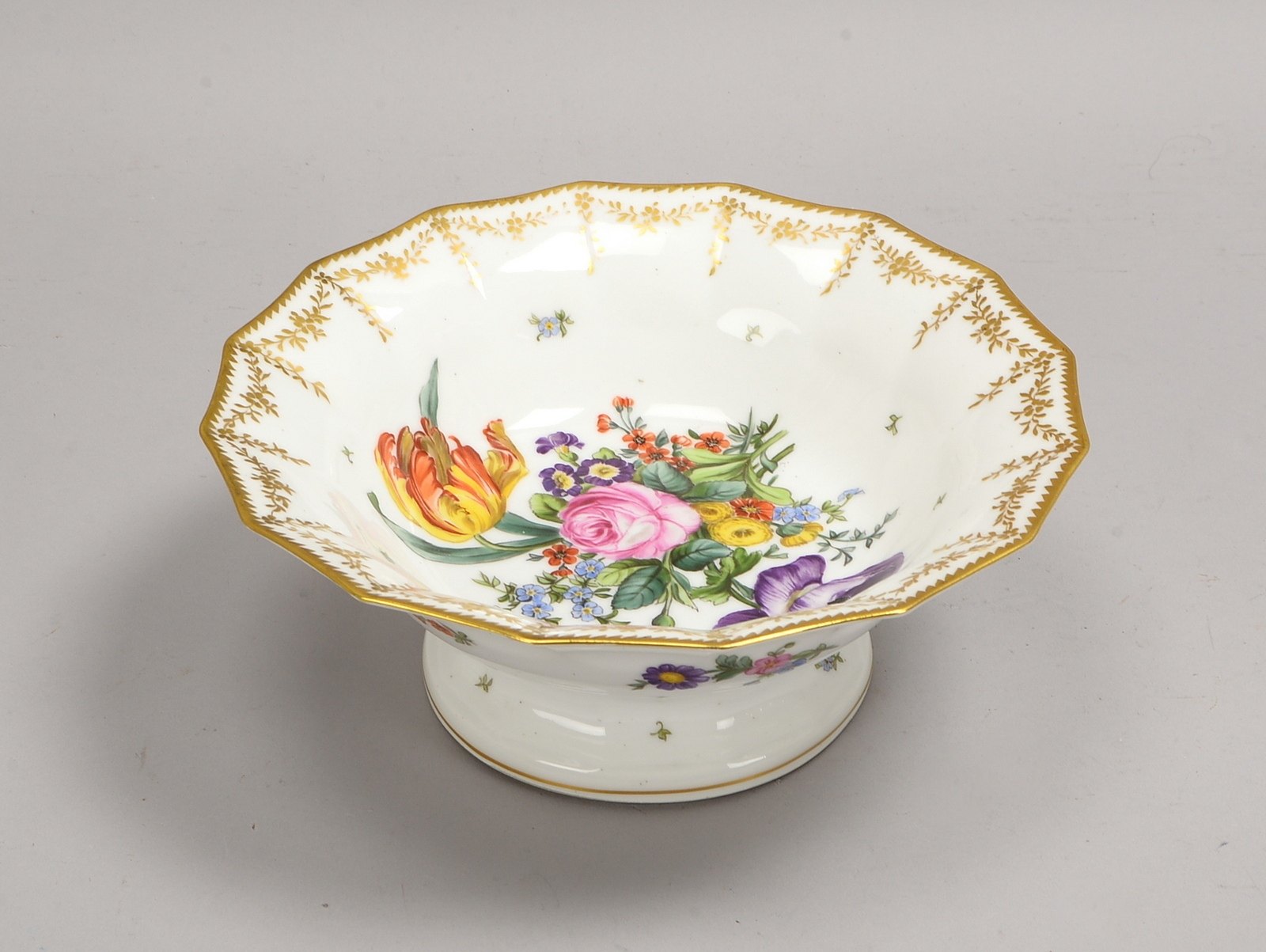 Royal Cop.-Fußschale, Spiegel mit Handbemalung ('Blumenbouquet'), mit Goldrand; Ø 24 cm