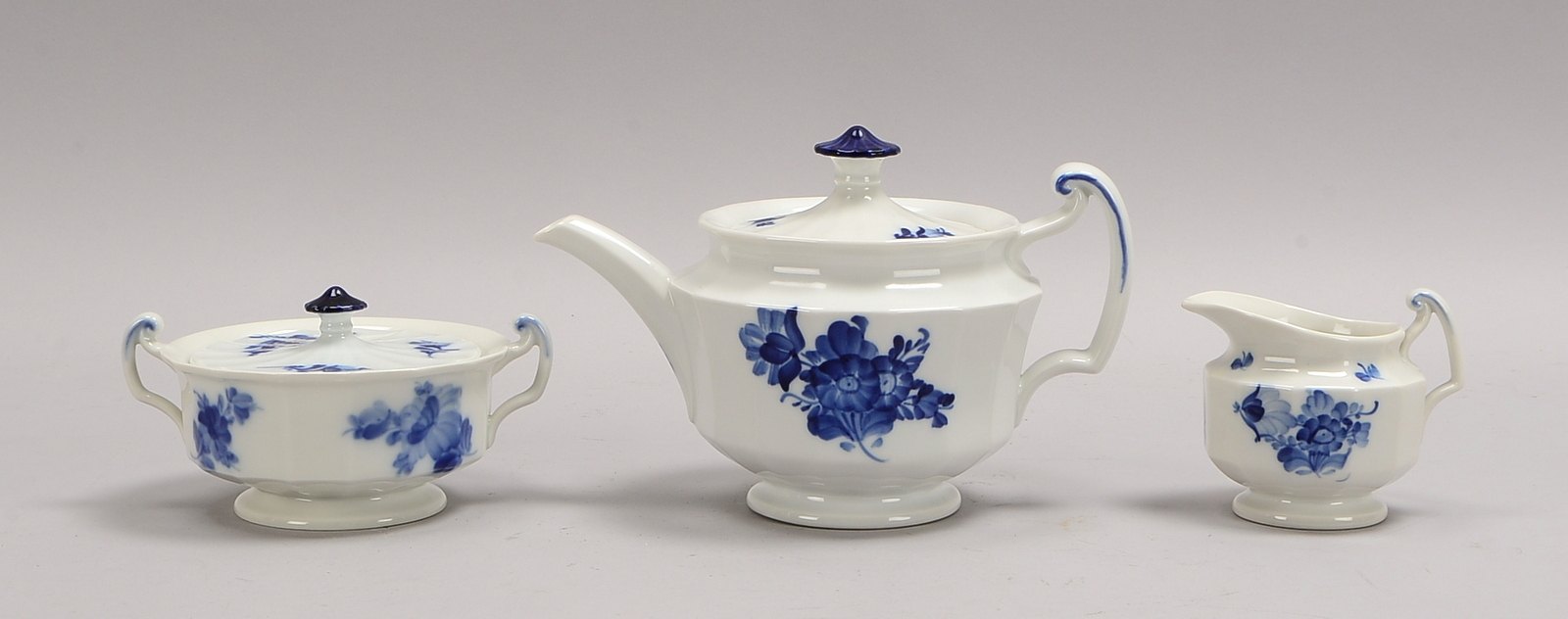 Royal Copenhagen, Teekern, umfassend: Teekanne, Zuckertopf und Sahnegießer