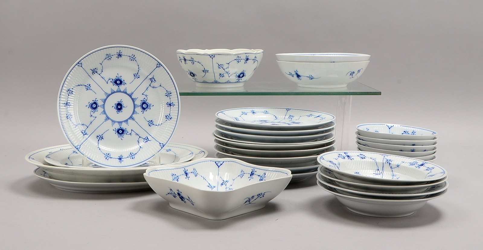 Royal Copenhagen, Speiseporzellan: div. Teller und Schalen, dazu 3x Beilagenplatten