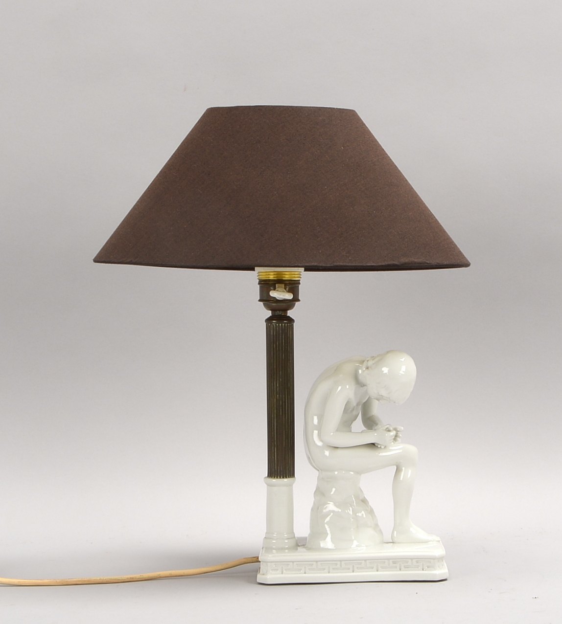 Unterweißbach, figürl. Porz.-Tischlampe, 1-flammig, 'Der Dornauszieher'; Höhe 42 cm