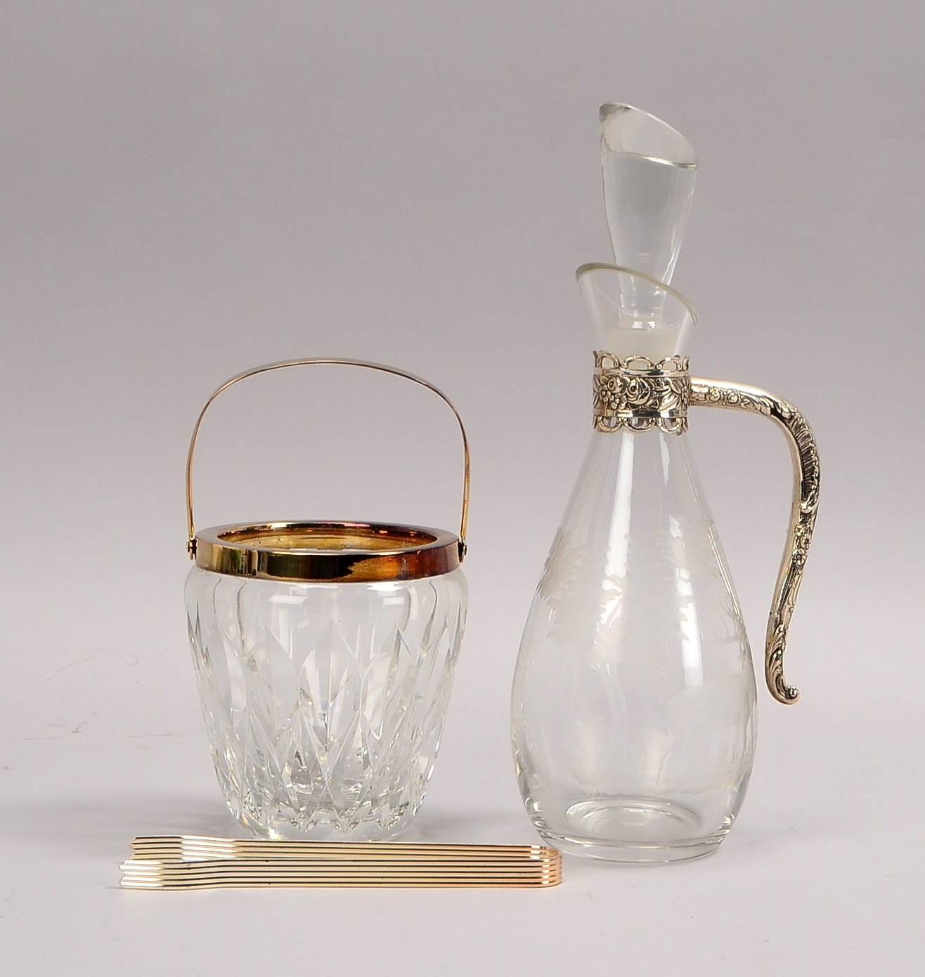 2 Servierteile, Glas mit Silbermont.: Weinkaraffe und Eisbehälter - mit Metallzange
