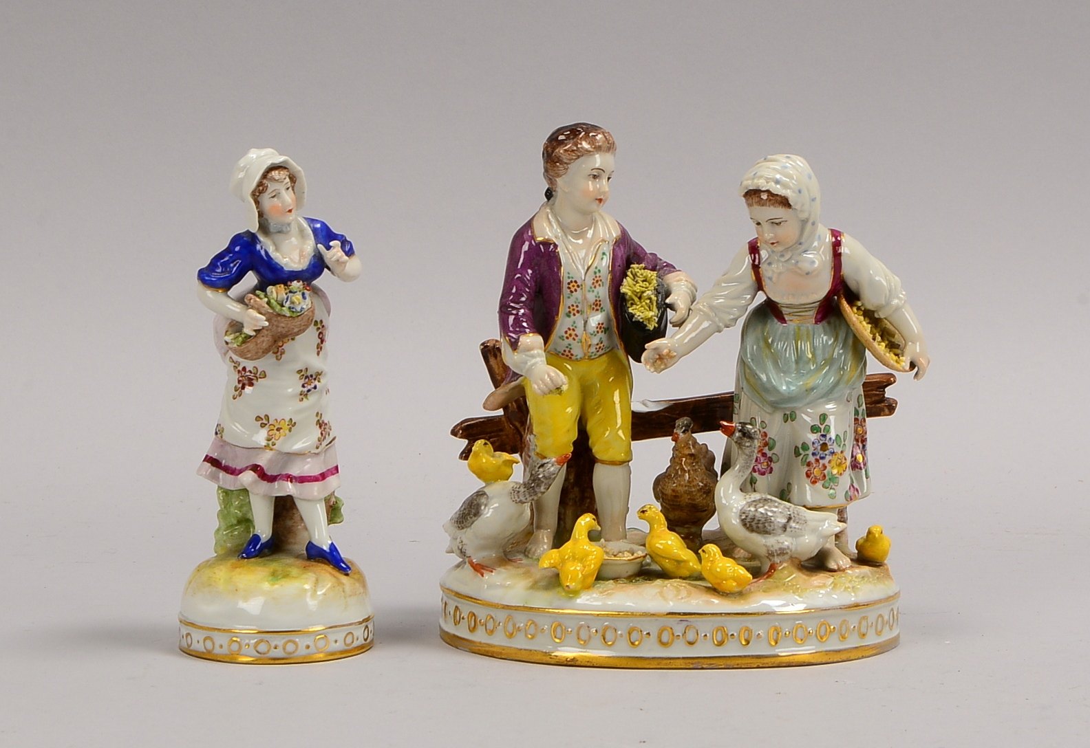 Volkstedt, 2 Porz.-Figuren: 'Gänseliesel', Höhe 14 cm; 'Frau mit Blumenkorb', Höhe 13,5 cm