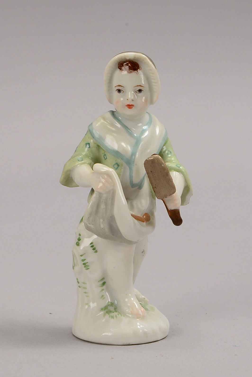 KPM Berlin, Porz.-Figur, 'Mädchen mit Handfeger', Höhe 8,5 cm (wohl Fehlstelle)