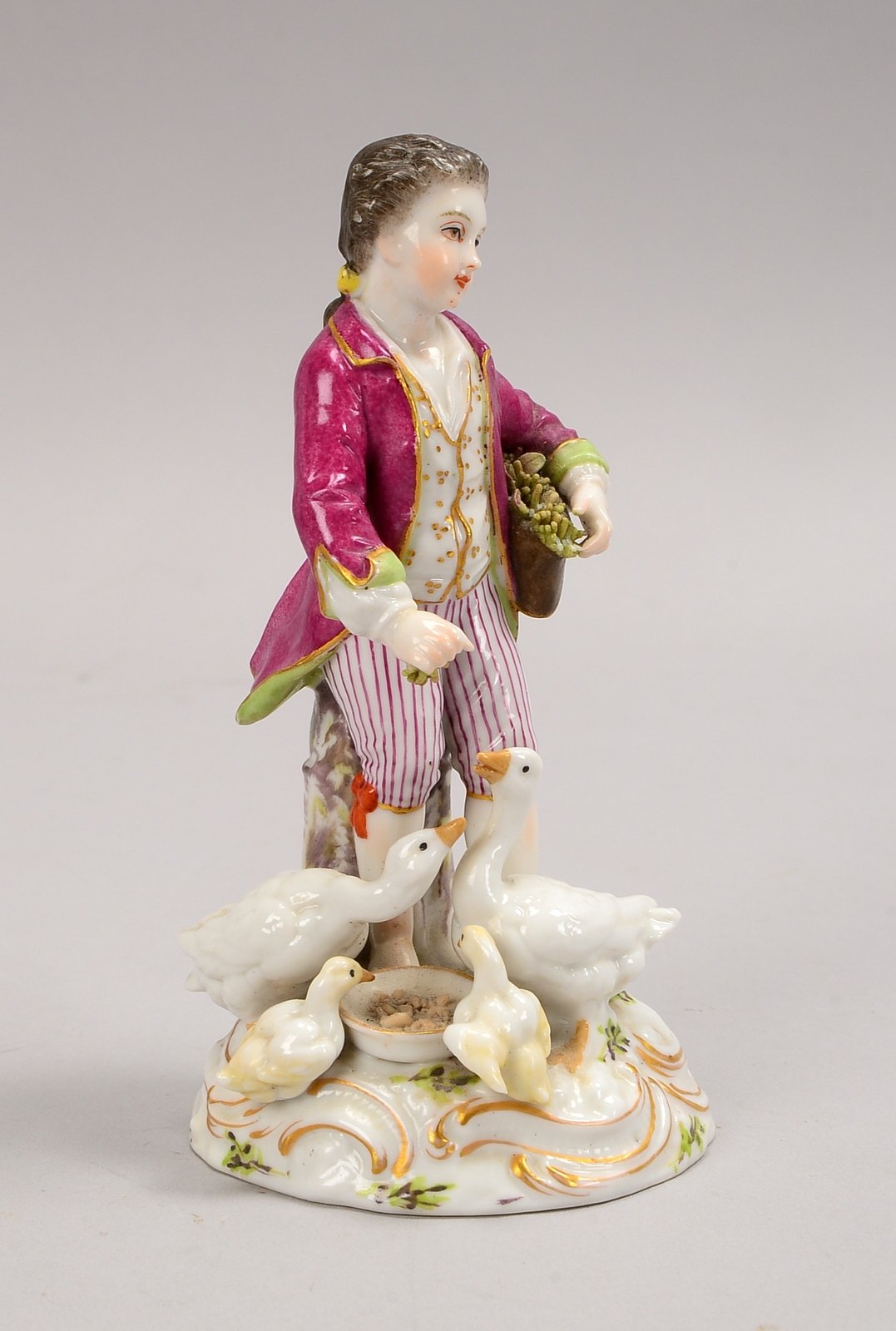 Höchst, Porz.-Figur, 'Gänse fütternder Knabe', mit polychr. Bemalung und Zierverg.