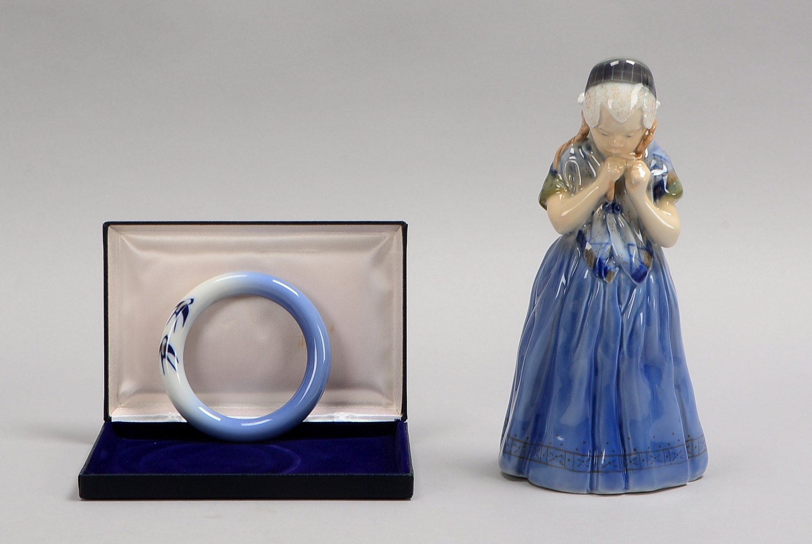 Royal Copenhagen, 'Mädchen', Mod. '1323', Entw.: Lotte Beuter; und Porz.-Armreif