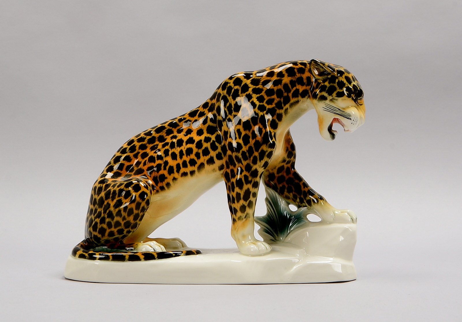 Sitzendorf, Porzellanfigur, 'Leopard', im Boden gemarkt; Höhe 18 cm, Länge 24,5 cm