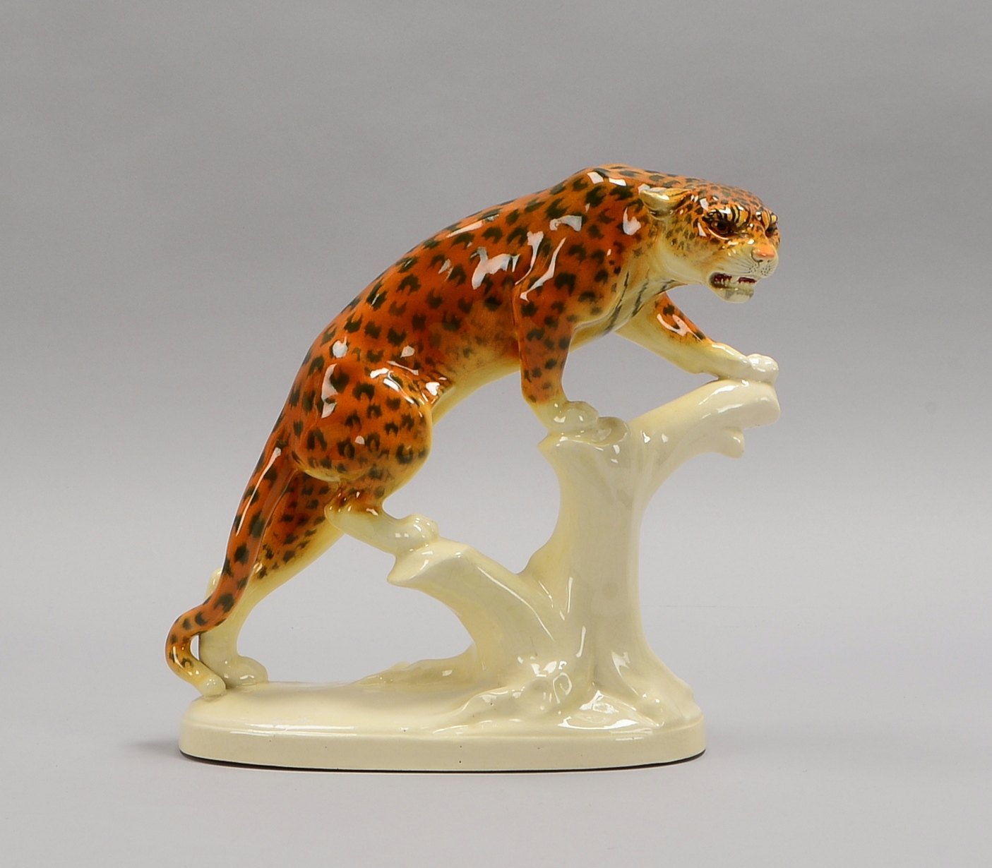 Rudolstadt, Keramikfigur (um 1925 - 1930), 'Leopard', im Boden gemarkt; Höhe 23 cm