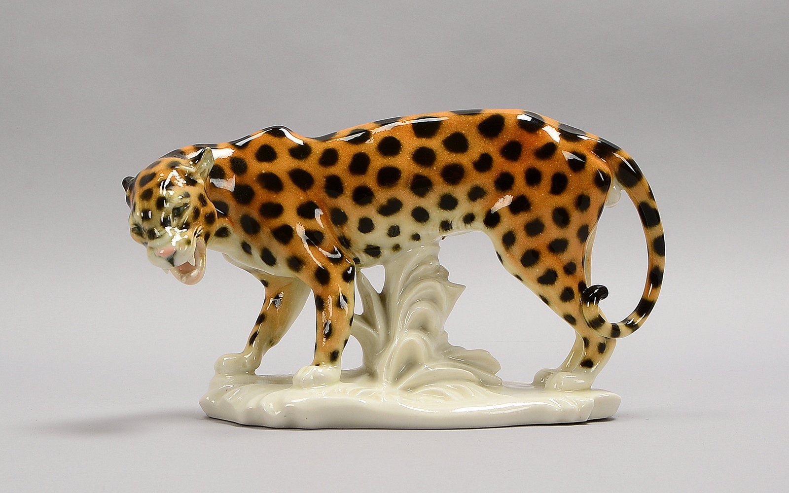Ens, Porzellanfigur, 'Leopard'; Länge 25 cm