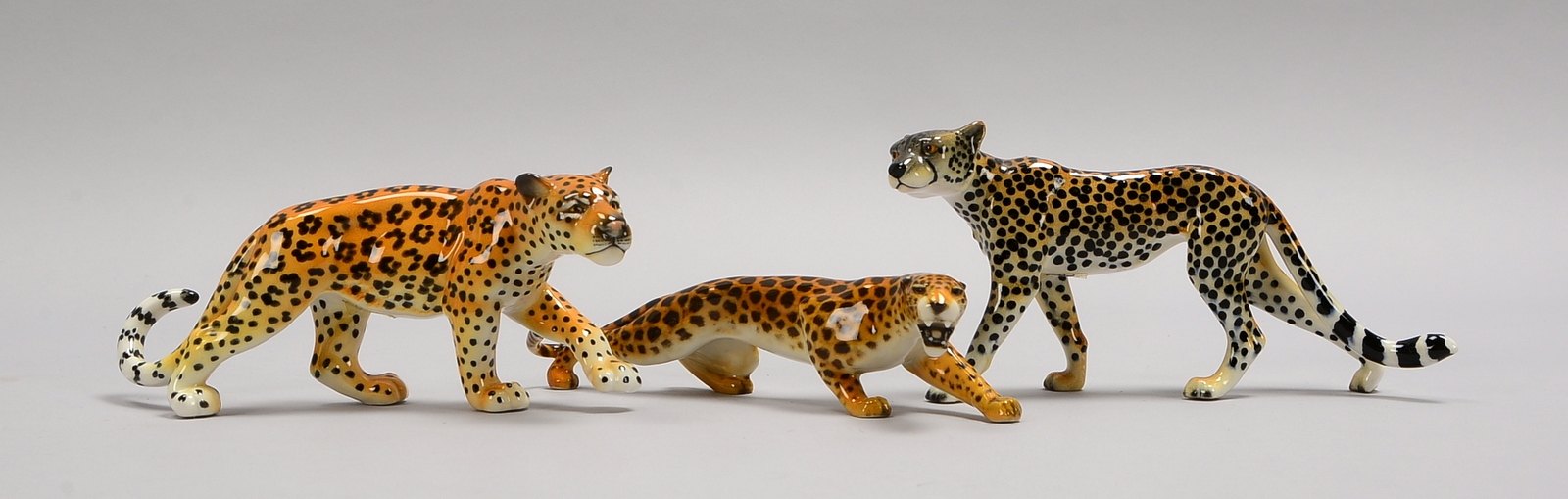 2 Porz.-Figuren, 'Leoparden': 2x Goebel, und 1x Hutschenreuther; Länge ca. 17/18 cm