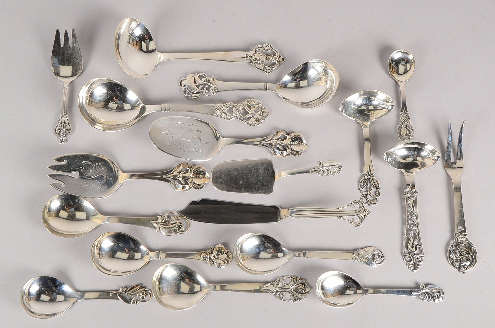 Konvolut Silber-Vorlegeteile: Löffel, Kellen, Heber; Gew./o. Tortenmesser: 1.210 g