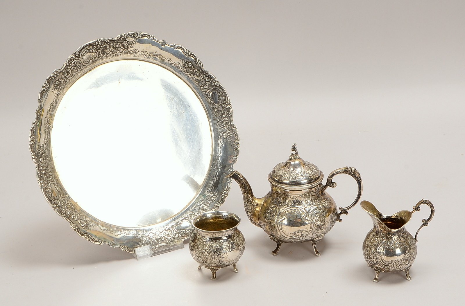 Tee-/Mokkakern auf Tablett, 800/835 Silber, flor. rocaill. Reliefdekor, 4-tlg.; Gew. 908 g