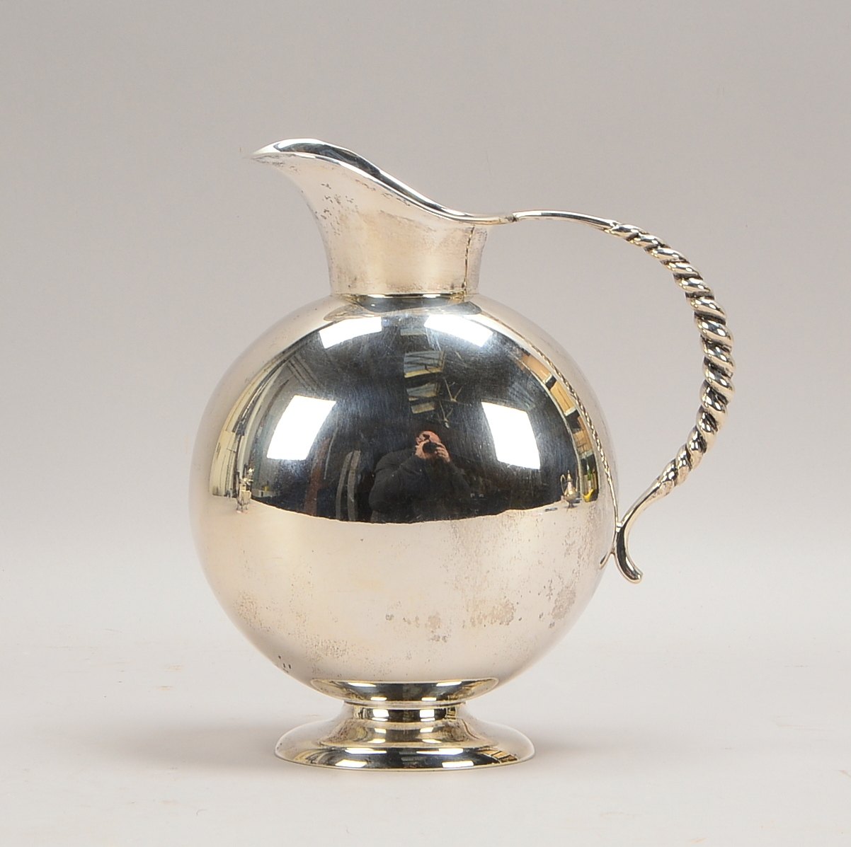 Wilkens, Schenkkanne, 835 Silber, glatte Wandung, gedrehter Griff; Höhe 21 cm, Gew. 536 g