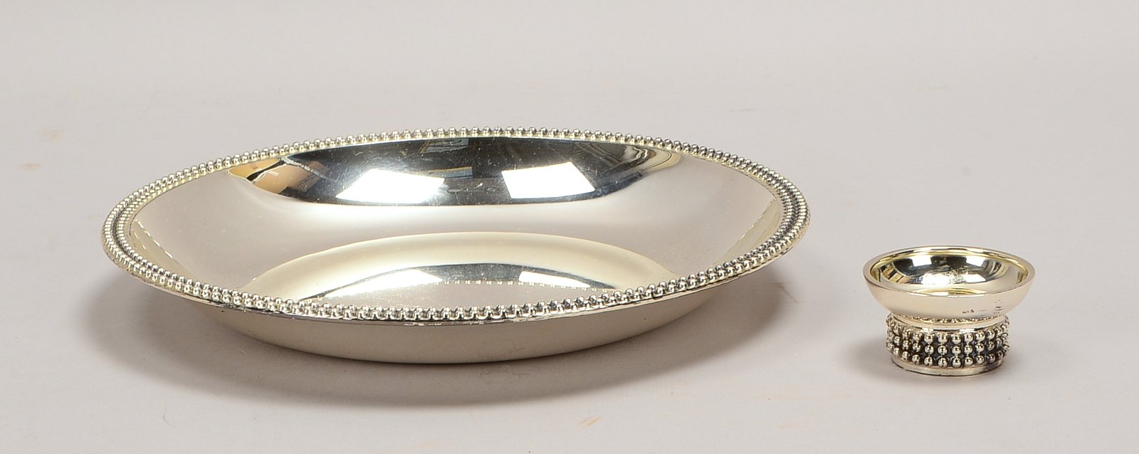 Anbietschale und Kerzenhalter, 925 Sterlingsilber, mit Perlrand; Gew. 270 g