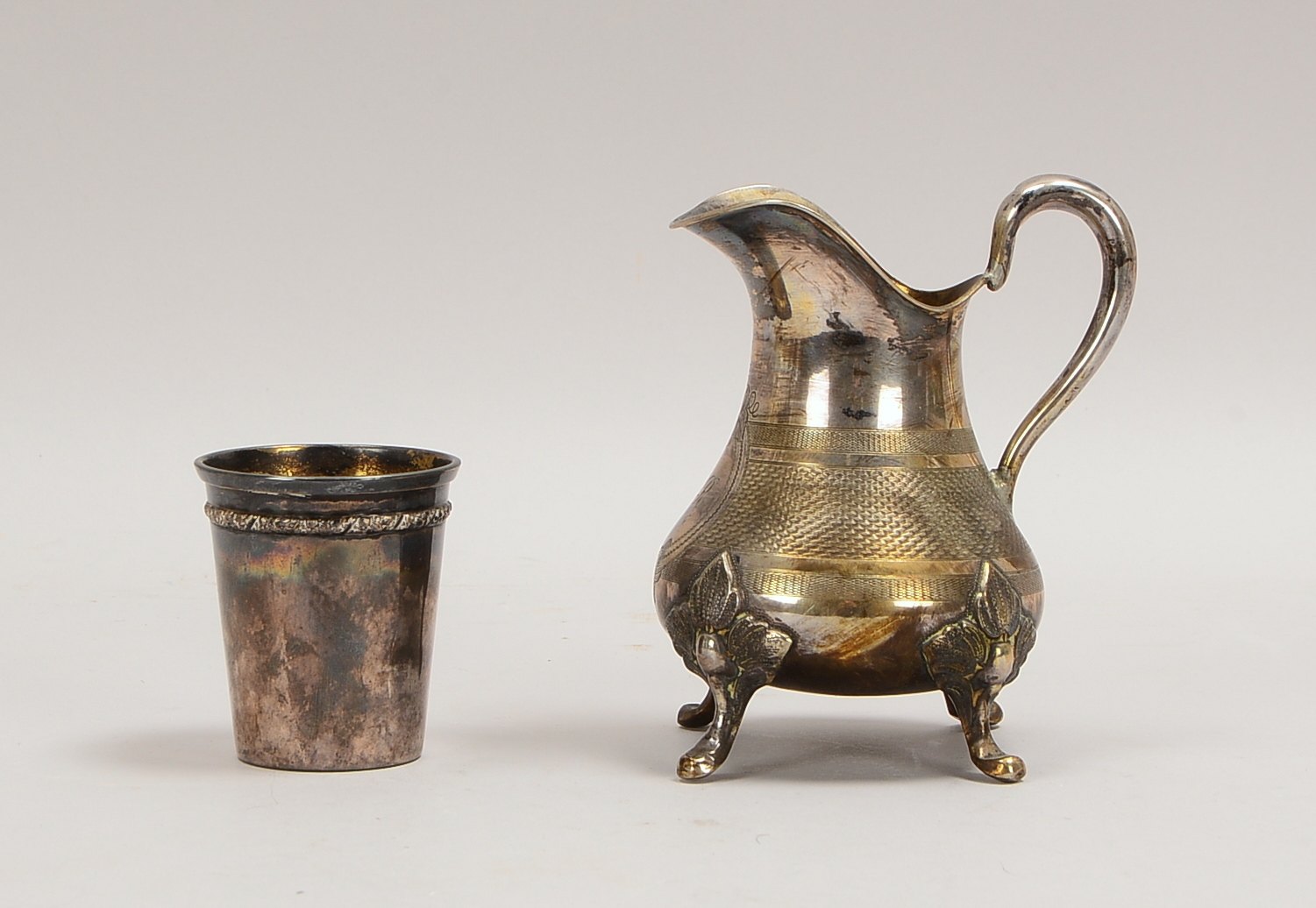 Sahnekännchen, 12-löt. Silber, Höhe 13 cm; und Becher, 800 Silber, Höhe 6,5 cm, Gew. 148 g